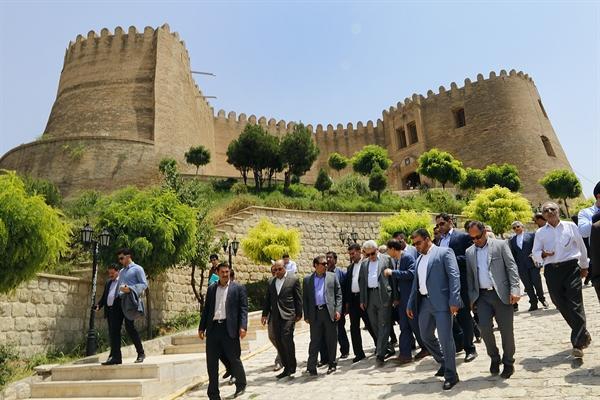 رئیس سازمان میراث فرهنگی از قلعه فلک الافلاک بازدید کرد رئیس سازمان میراث فرهنگی از قلعه فلک الافلاک بازدید کرد