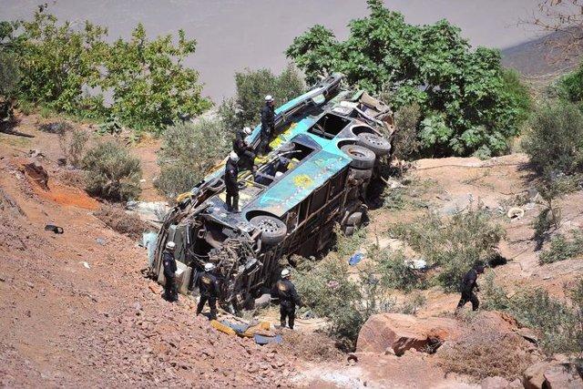 تصادف اتوبوس در اندونزی 21 کشته داد تصادف اتوبوس در اندونزی 21 کشته داد