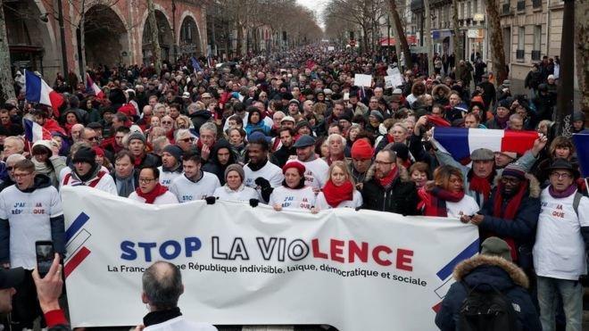 تظاهرات شال قرمزها علیه جلیقه زردها در پاریس