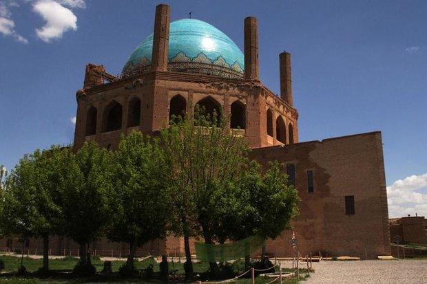 مسافران نوروزی شکوه هنر ایرانی را در گنبد سلطانیه نظاره می نمایند