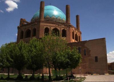 مسافران نوروزی شکوه هنر ایرانی را در گنبد سلطانیه نظاره می نمایند