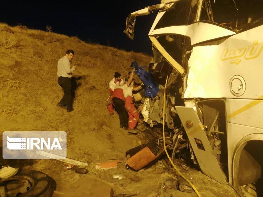 برخورد دو دستگاه اتوبوس در اسدآباد ، مرگ راننده و مجروح شدن 28 زائر اربعین