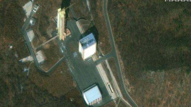 تصاویر ماهواره ای جدید از تاسیسات موشکی کره شمالی ، پیونگ یانگ احتمالا برای پرتاب یک راکت فضایی آماده می گردد