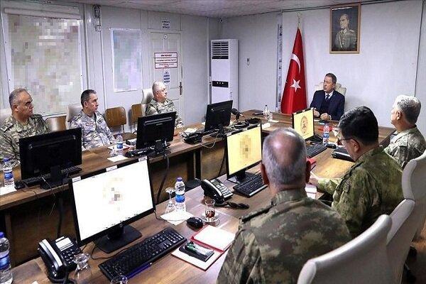 جلسه ویژه وزیر دفاع و فرماندهان ارتش ترکیه در مرز سوریه