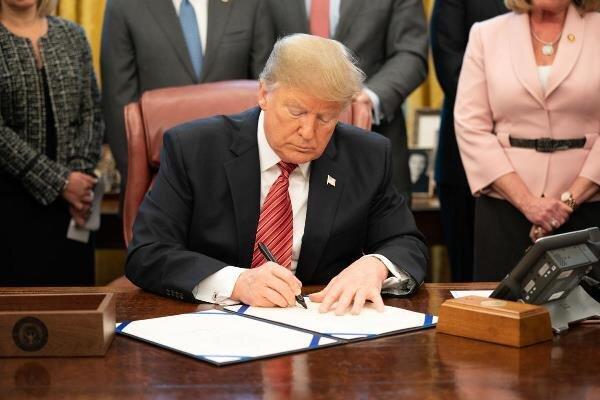 ترامپ بسته محرک اقتصادی 2.2 هزار میلیارد دلاری آمریکا را امضا کرد