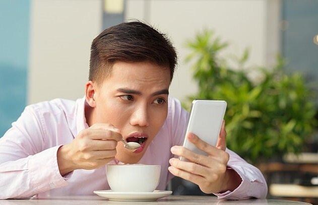 استفاده زیاد از تلفن همراه باعث سندرم گردن پیامکی می گردد