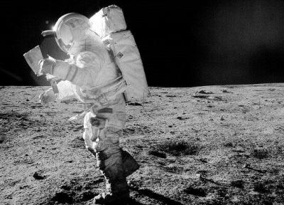 استفاده از پرتوهای الکترونی برای تمیز کردن لباسهای فضایی