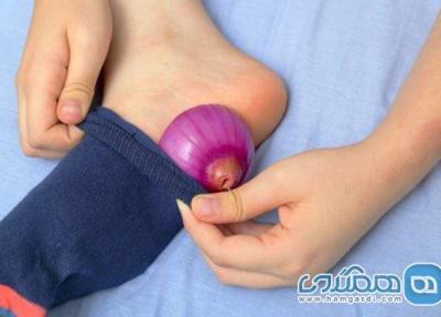 درمان سریع میخچه با قرار دادن پیاز کف پا داخل جوراب
